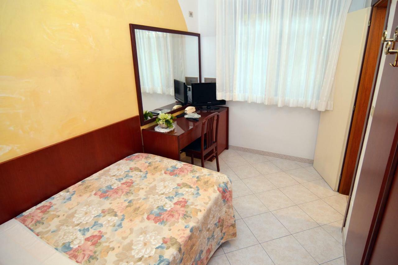 Hotel Adele Bellaria-Igea Marina Exterior foto